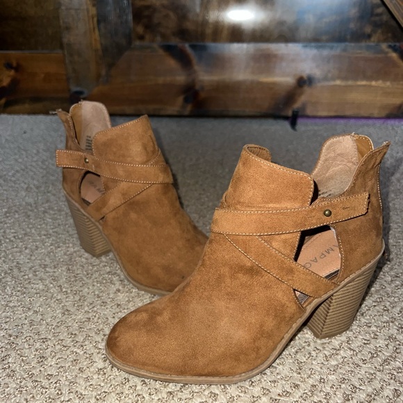 Women’s brown close-toed wedge booties. Brand new condition. Size W 9 - Picture 2 of 5